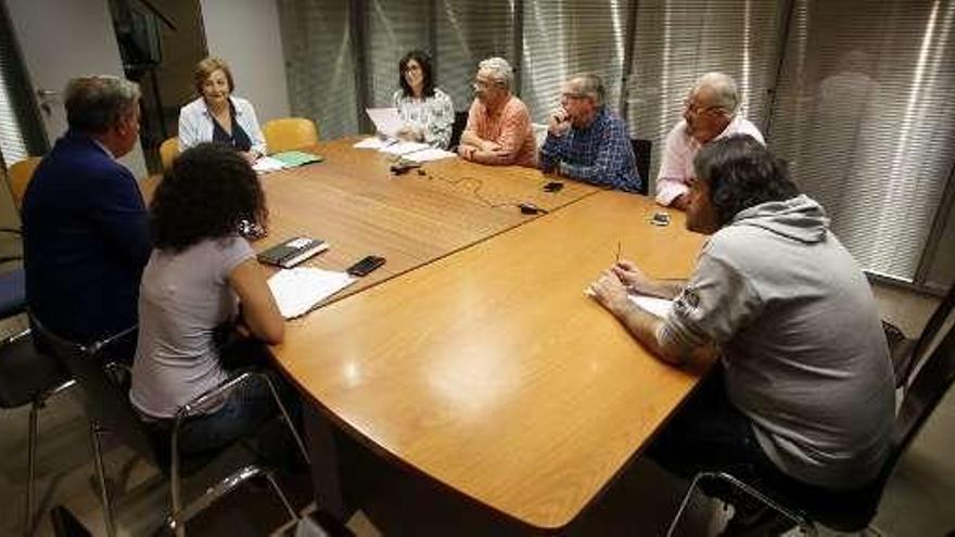 Asistentes, ayer, a la comisión municipal del área metropolitana, en el Ayuntamiento de Avilés.