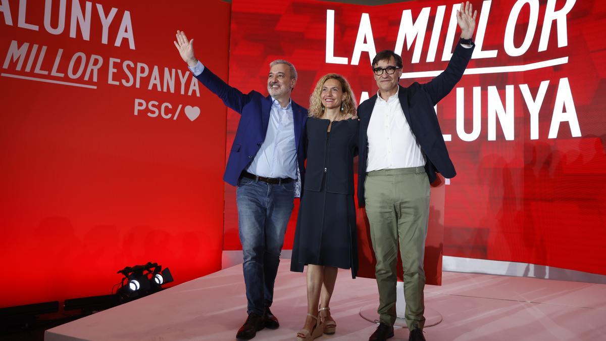 Jaume Collboni, Meritxell Batet y Salvador Illa, en el mitin de precampaña del PSC para las elecciones generales del 23J.