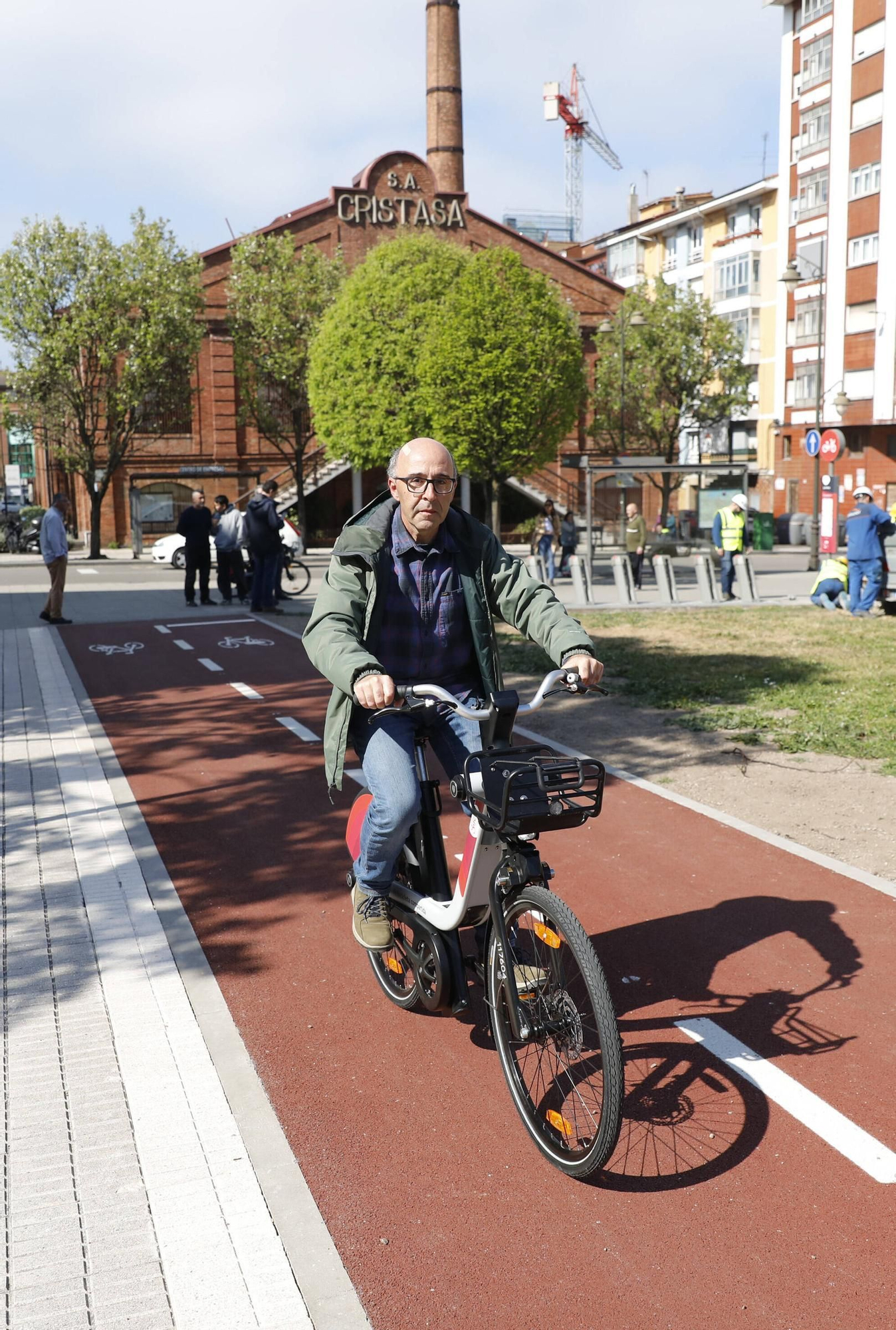 En imágenes: Arranca la instalación de las nuevas estaciones de la red de bicicletas eléctricas en Gijón