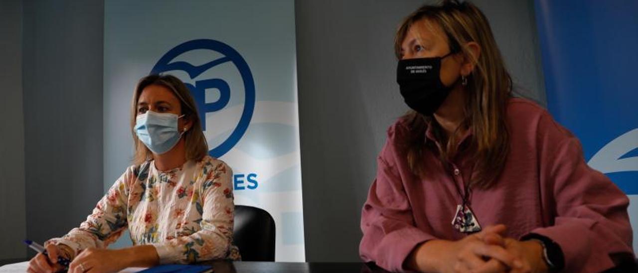 Reyes Fernández Hurlé y Esther Llamazares, ayer, en la sede del PP.