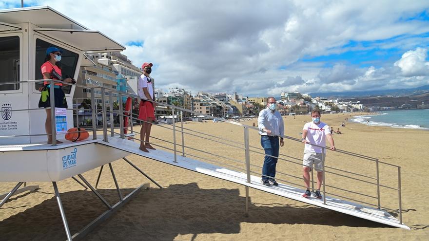La playa de Las Canteras estrena su nueva torre de vigilancia