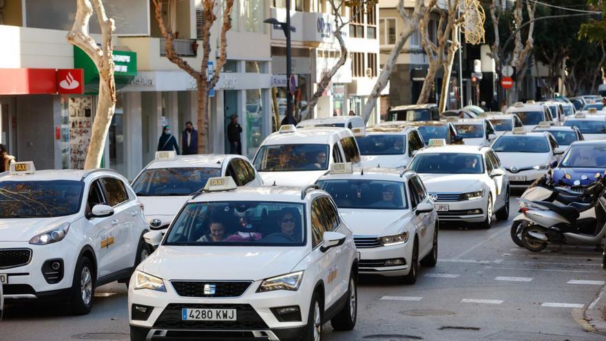 Los taxistas de Ibiza amenazan con trabajar fuera en sus días de descanso y Morrás responde: «Serán piratas»