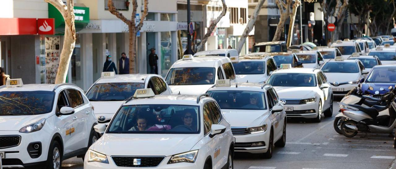 Caravana de protesta de los taxistas de Vila por el descanso obligatorio en temporada. | VICENT MARÍ