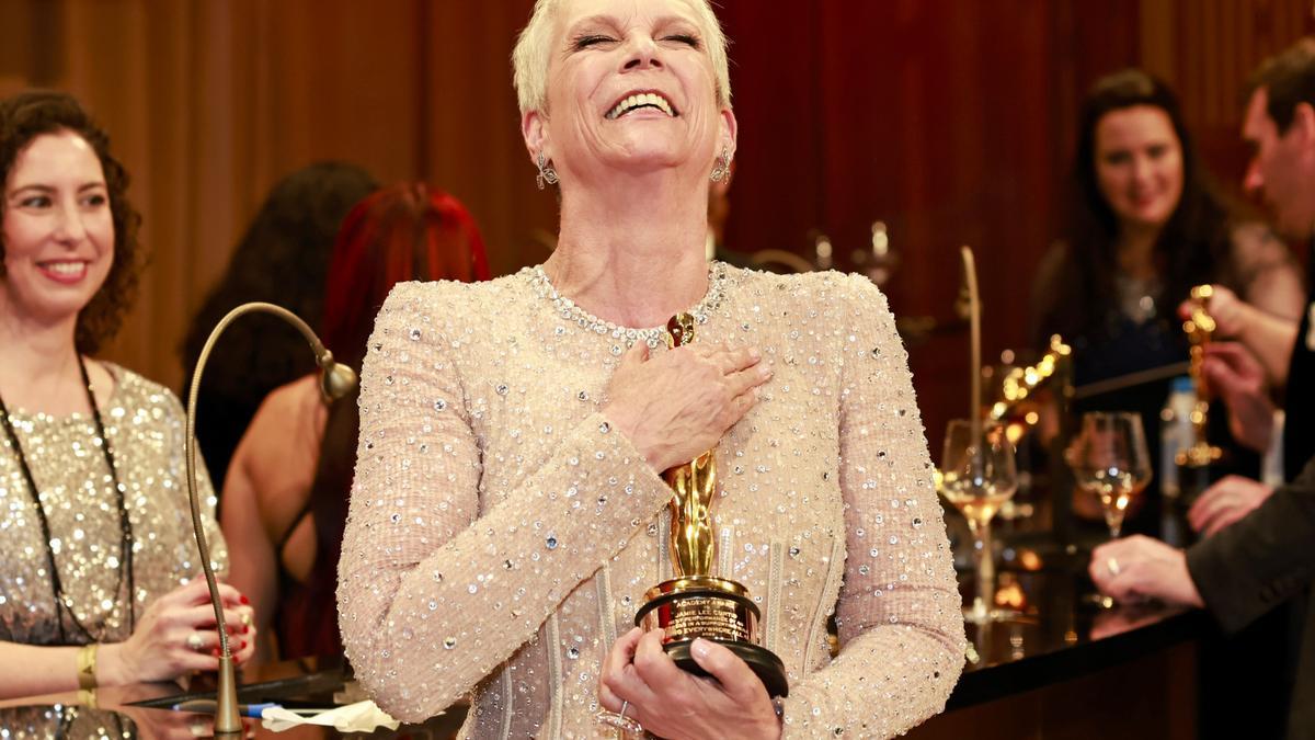 Jamie Lee Curtis rompe las reglas en Hollywood: la 'nepo baby' que recibió su primer Oscar a los 64 años