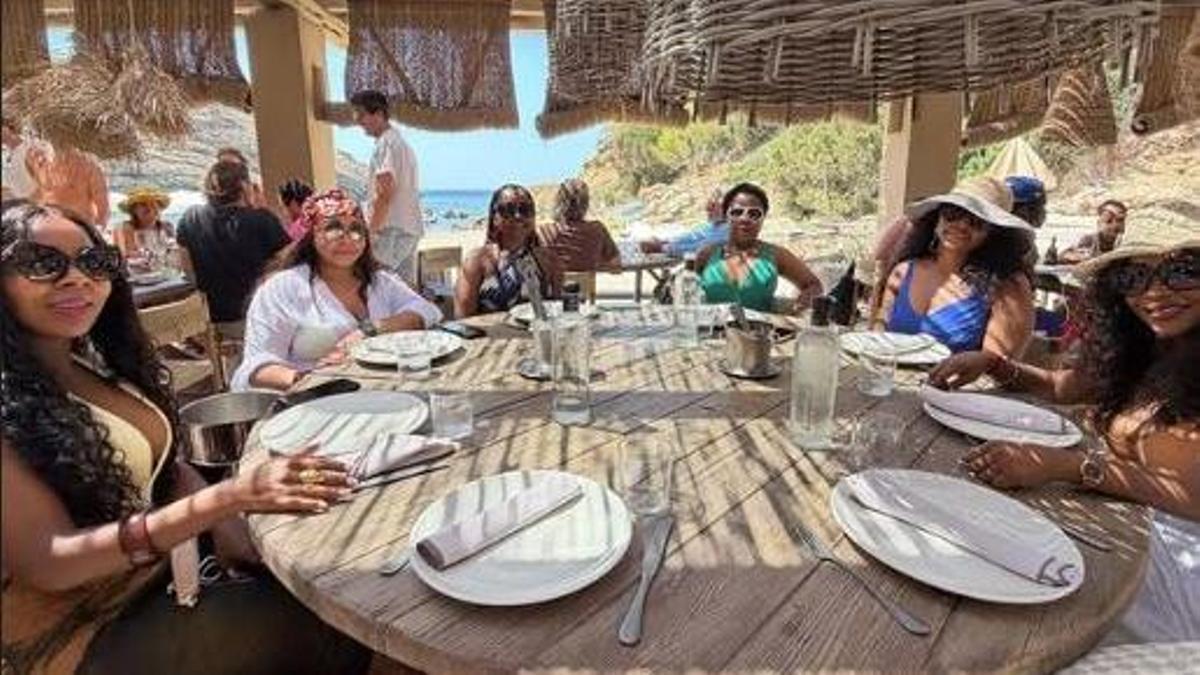 Sheila Ebana, junto a amigas, en un restaurante en Ibiza.