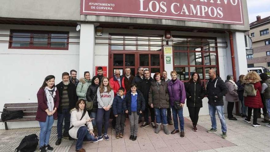 Alfonso Rodil (en el centro), rodeado por autoridades, familiares y amigos, ayer, ante el polideportivo de Los Campos que lleva su nombre.