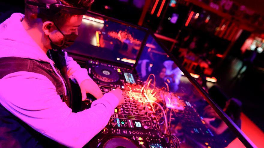 Imatge d’arxiu d’un DJ treballant en un local d’oci nocturn