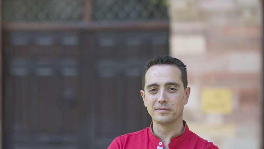 Luciano Huerga, posando delante de las puertas de la Casa Consitorial de la Plaza del Grano.