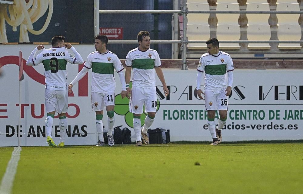 Dos golazos de León permiten al Elche, con un hombre menos por la expulsión de Noblejas, dar la vuelta al partido