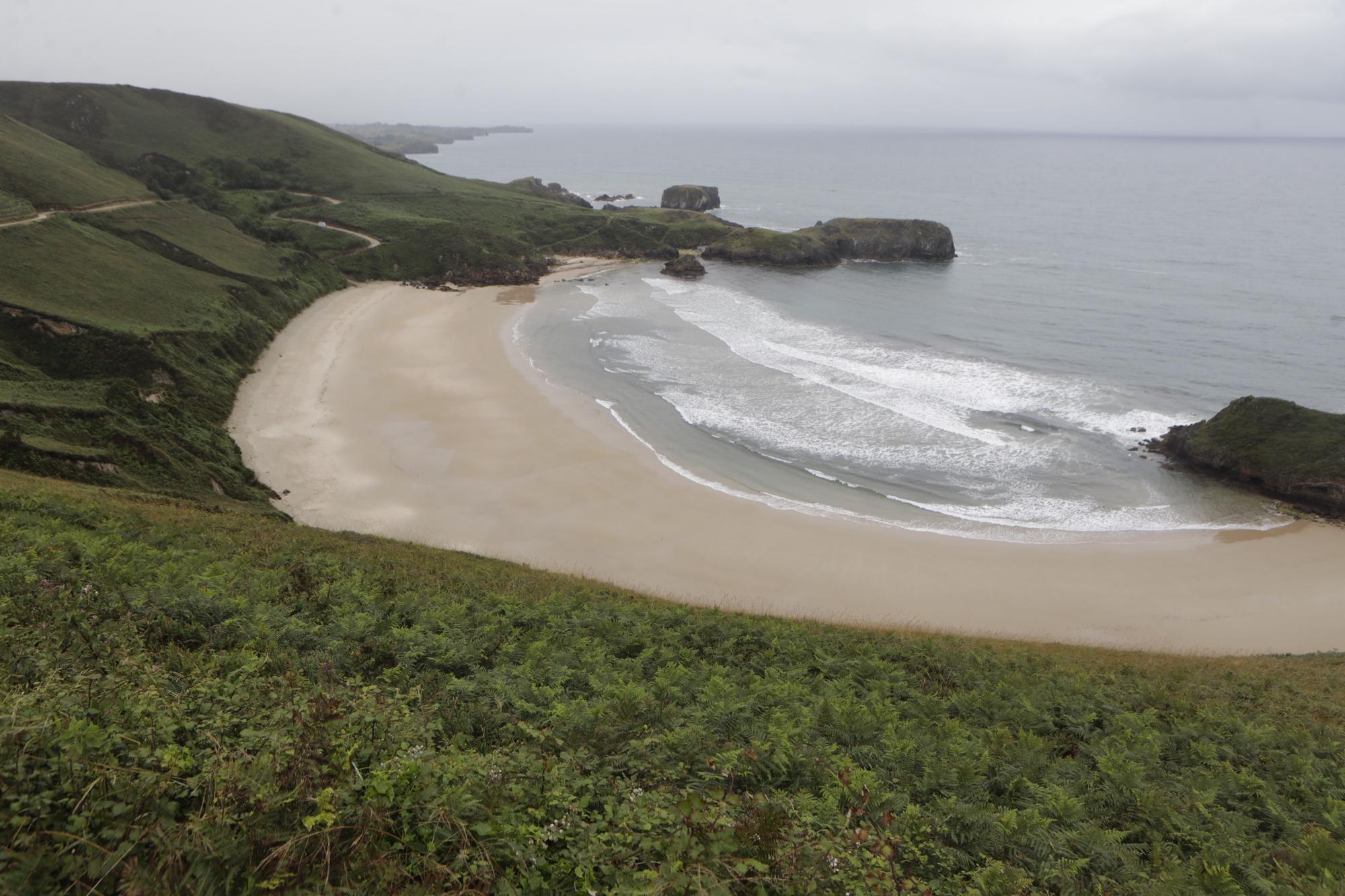 Así es Torimbia, la playa en la que a veces toca taparse