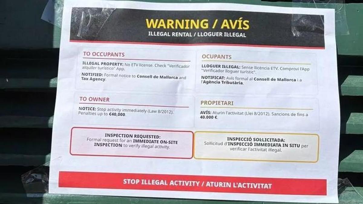 Auf Englisch und Katalanisch. Mit diesen Hinweisen warnen Aktivisten in Santayí vor illegalen Ferienwohnungen.
