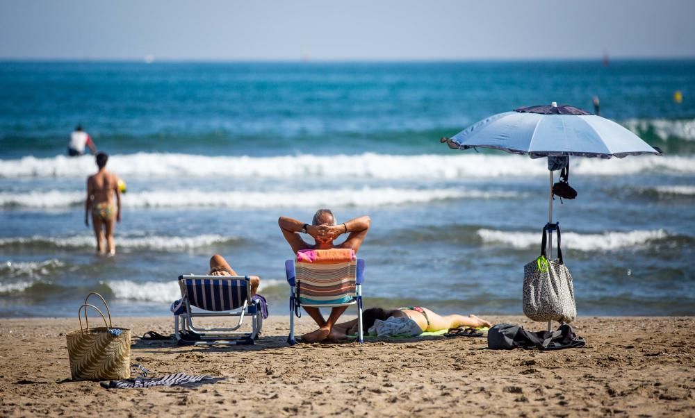 Ambiente festivo en la Marina y las playas por el Día del Pilar