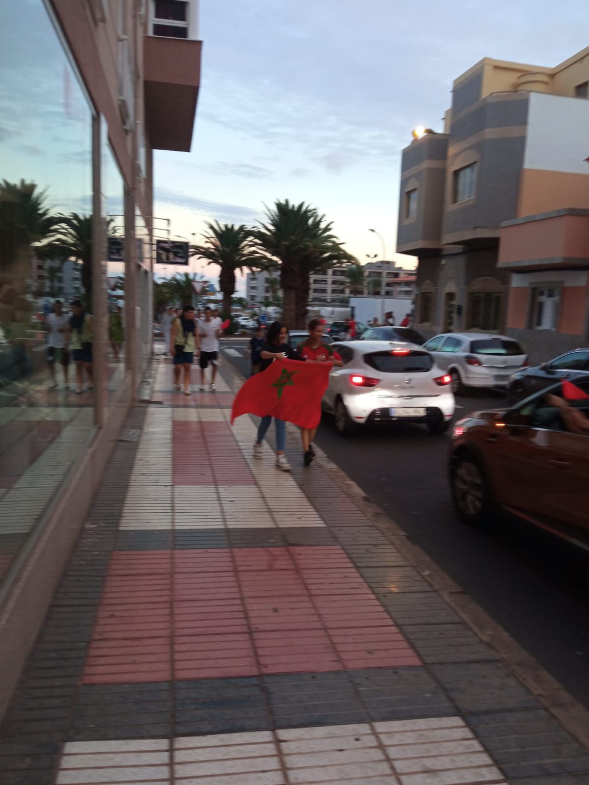 Aficionados de Marruecos celebrando en Gran Canaria la histórica victoria ante Portugal