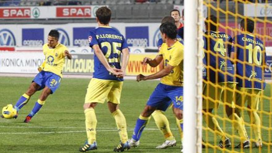 Jonathan Viera, en la acción del segundo gol de la Unión Deportiva, anoche en el estadio de Gran Canaria. i JOSÉ CARLOS GUERRA