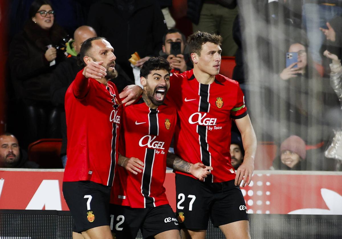 Muriqi, Samu Costa y David López celebran el gol del luso.