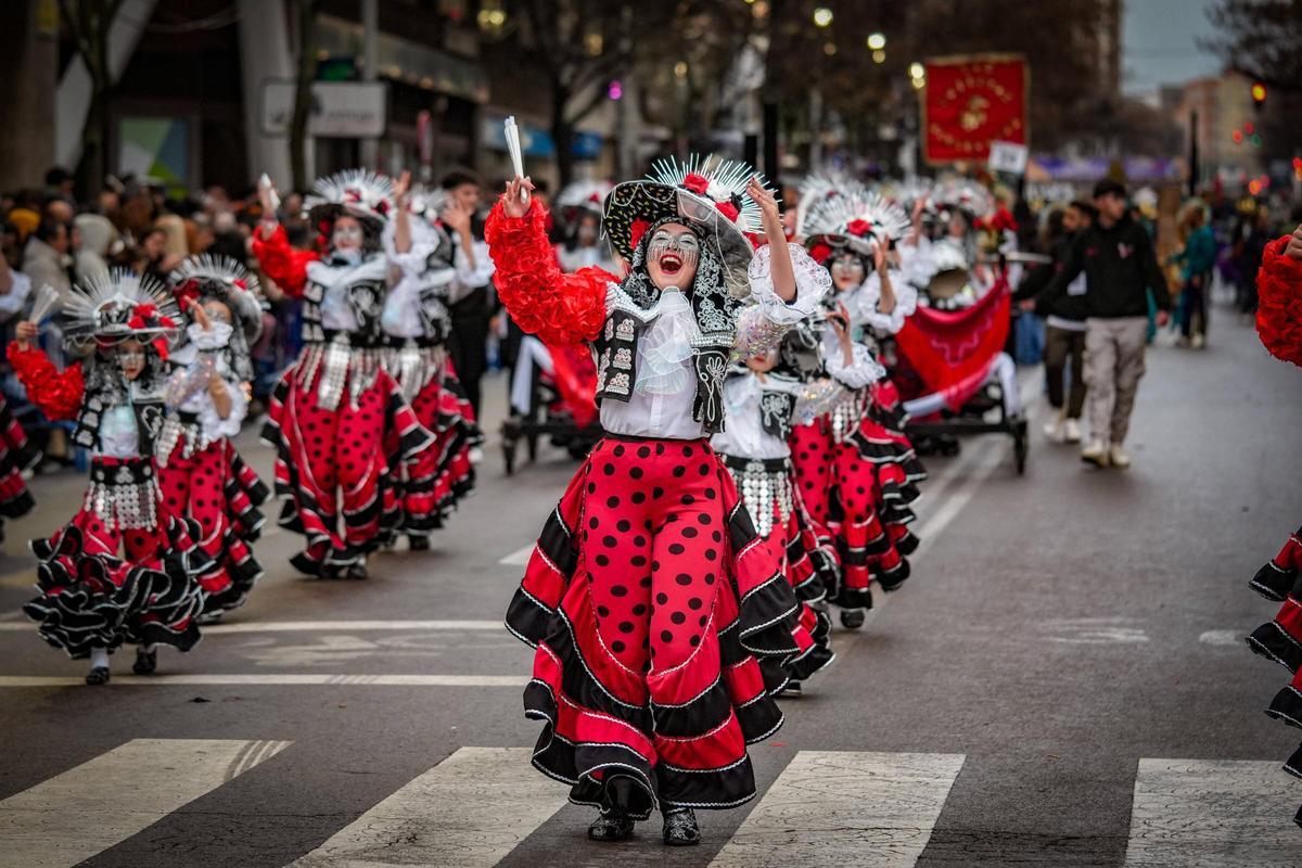 Desfile infantil de comparsas en 2025.
