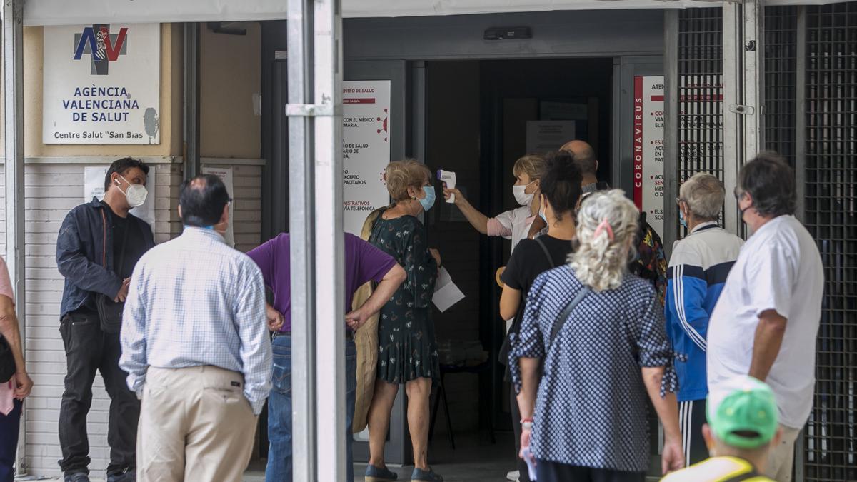 Pacientes a las puertas de un centro de salud de la ciudad de Alicante