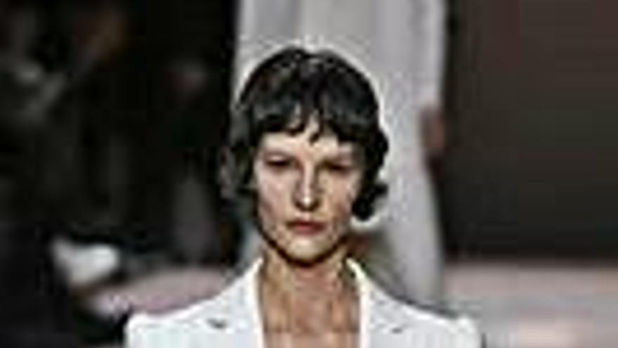 Vestit de núvia de Givenchy i, a la dreta, vestit jaqueta amb pantalons setinats &#039;palazzo&#039;