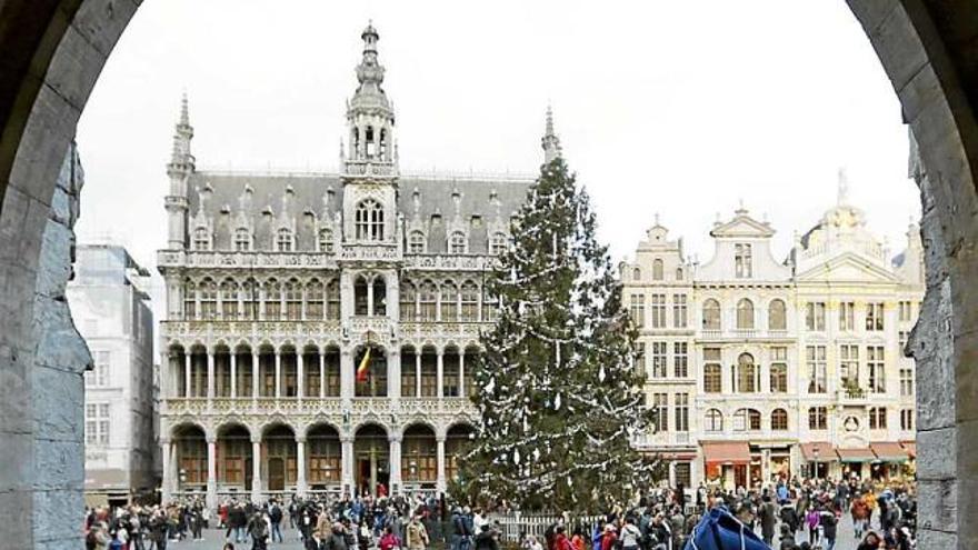 Agents de policia vigilen la Grand Place de Brussel·les