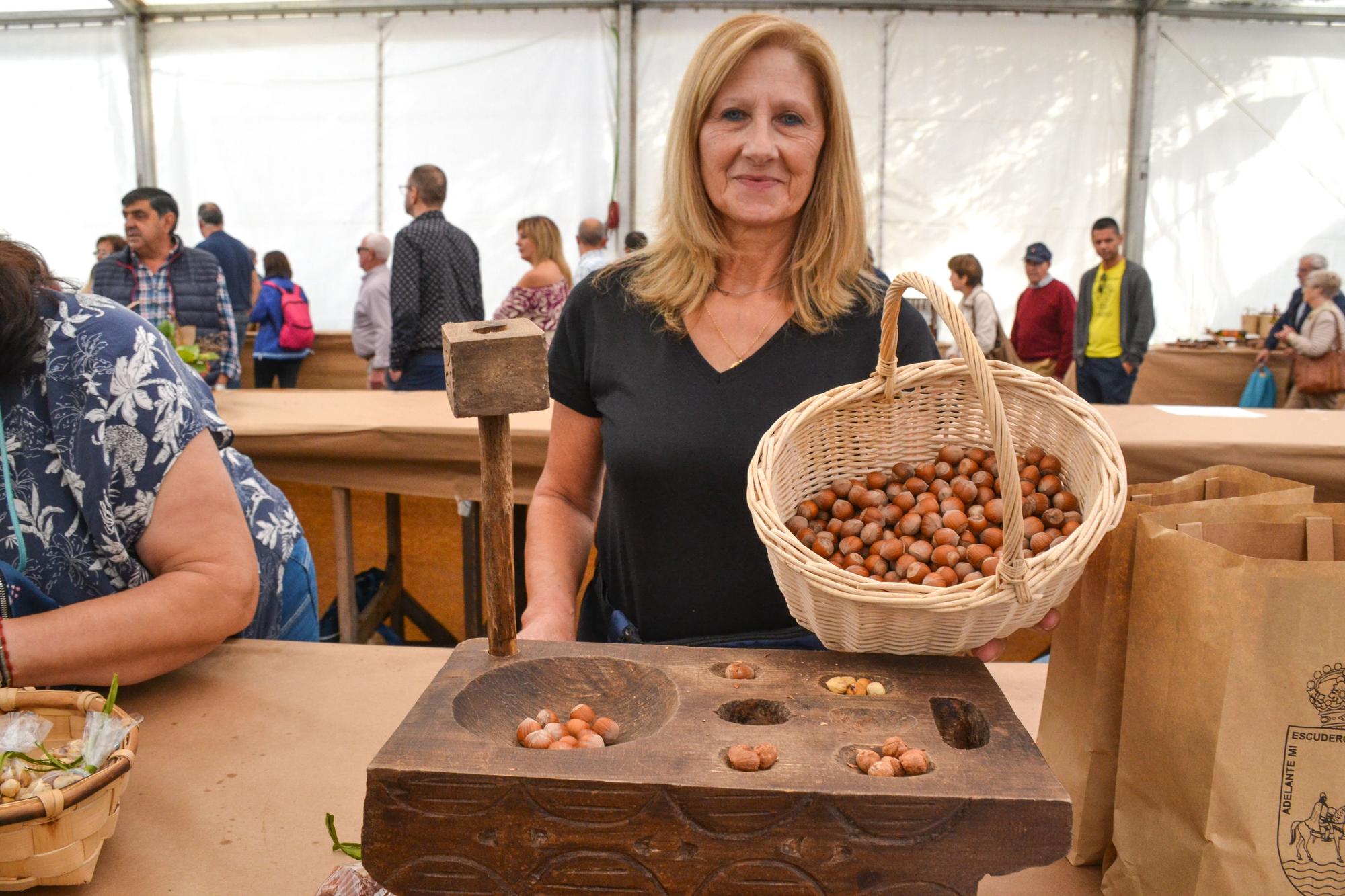 Candi Priede, de Amieva, con las avellanas con las que obtuvo el primer premio del festival.