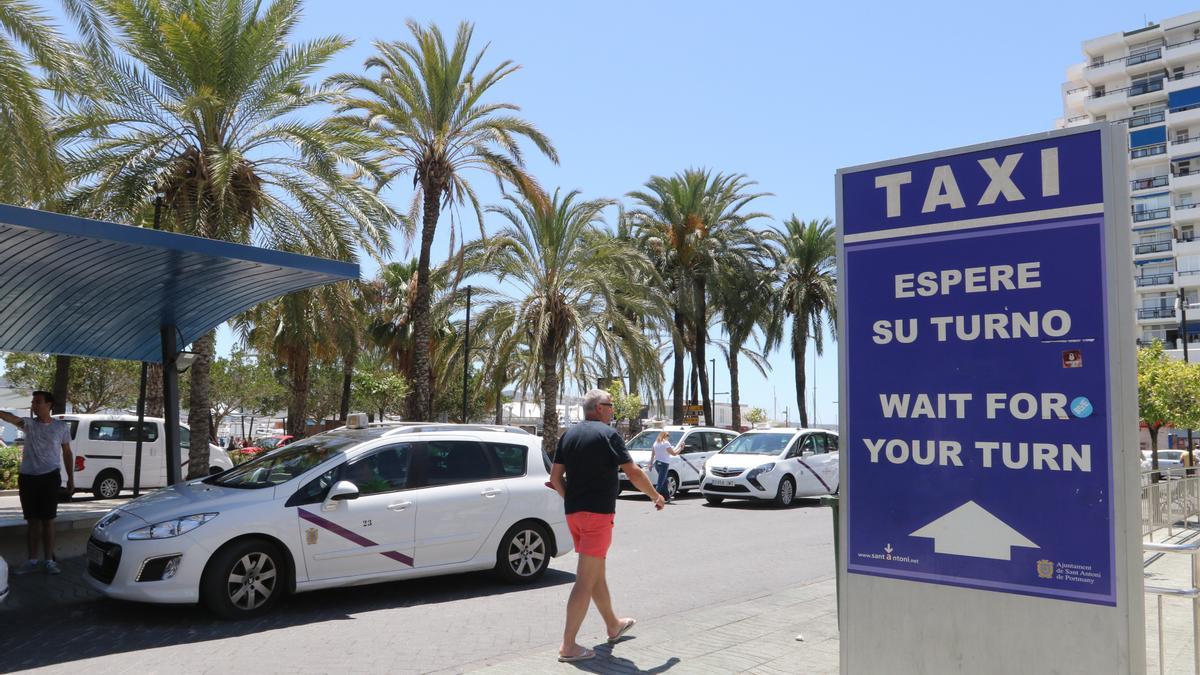 Una imagen de archivo de la para de taxis de Sant Antoni