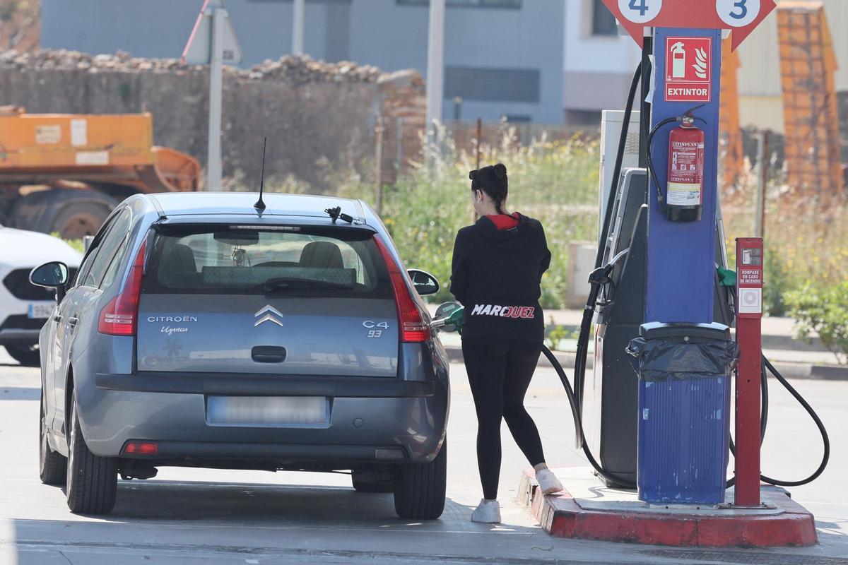 Repostar el depósito de una a otra gasolinera de la provincia puede suponer 20 euros de diferencia.