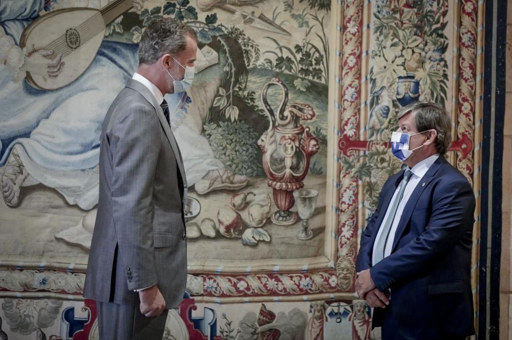 Felipe VI recibe a las autoridades de Baleares