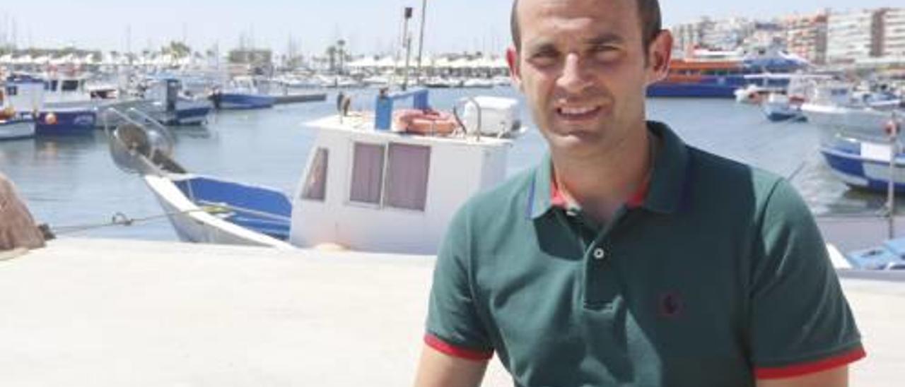 El joven ingeniero naval ilicitano Jerónimo Esteve, ayer, en el Puerto de Santa Pola.