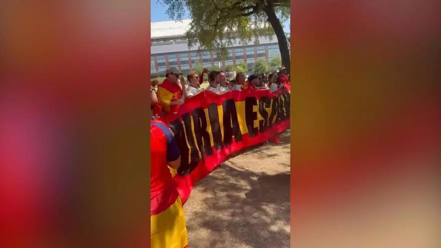 Euforia y muchos cánticos entre la afición española en el ambiente previo del partido contra Portugal