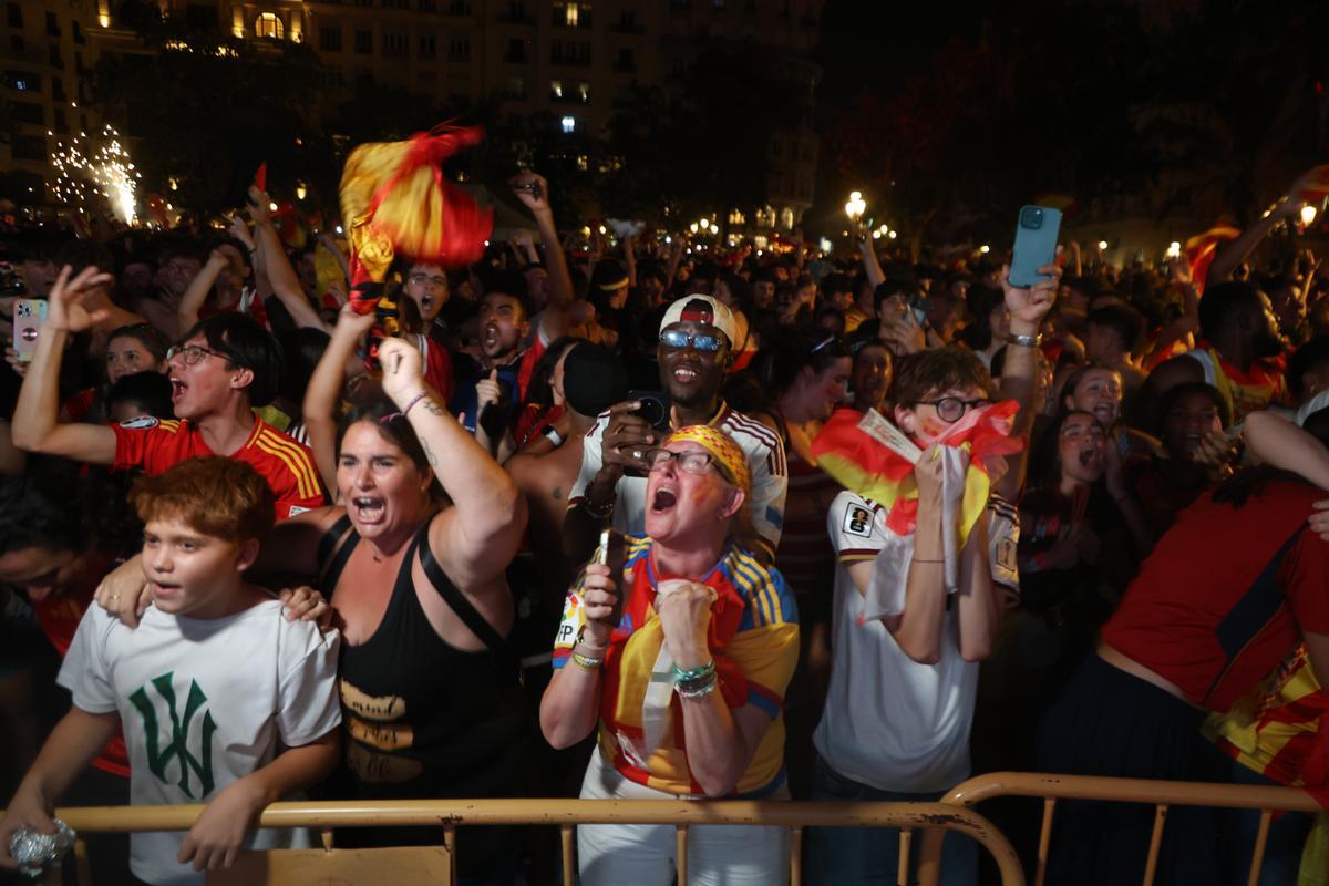 Así está viviendo la plaza del Ayuntamiento de València la final del Mundial de España