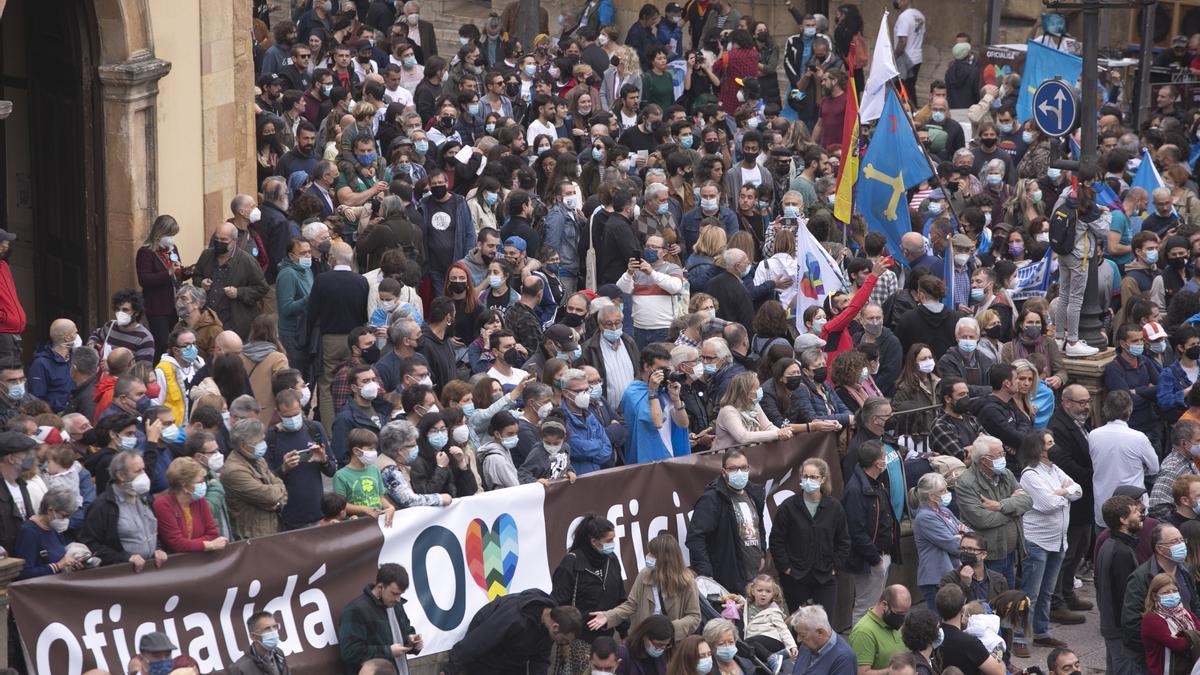 Los partidarios de la cooficialidad del asturiano se manifiestan en Oviedo