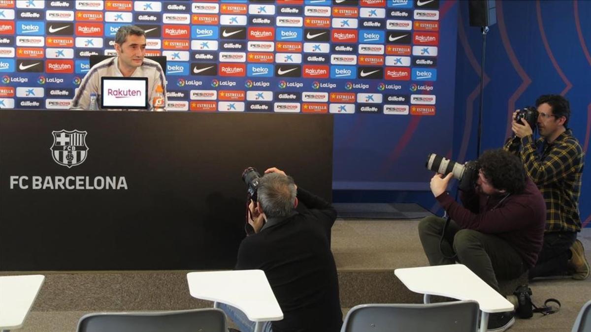 Ernesto Valverde, hoy, ante varios fotógrafos en la sala de prensa de la Joan Gamper.