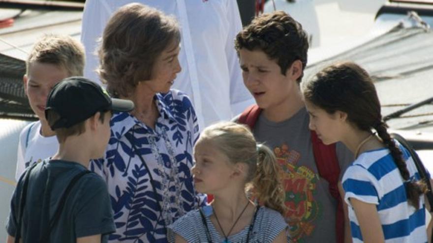 La Reina Sofía se divierte con sus nietos en Palma