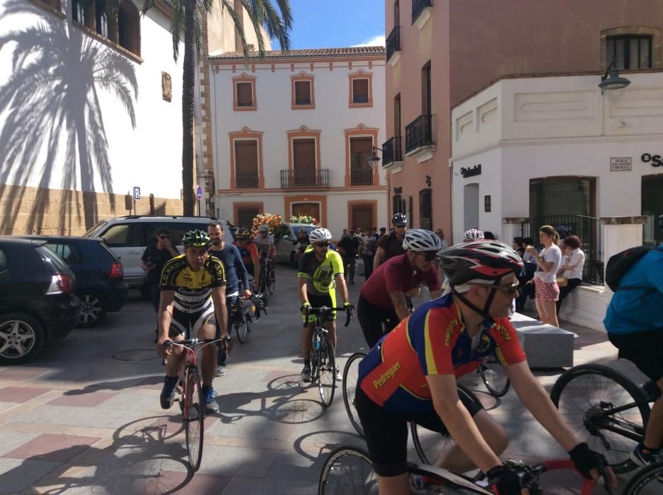 Medio centenar de ciclistas han acompañado al féretro desde el tanatorio a la iglesia donde todos han aplaudido con gran emoción la entrada del féretro