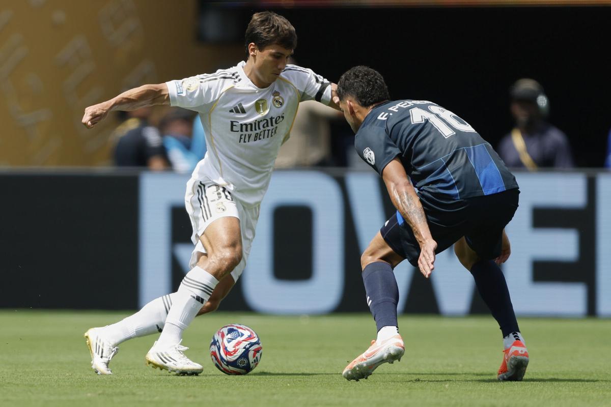 Gonzalo García, jugador del Real Madrid, encara a Federico Pereira, de Pachuca, durante el encuentro.