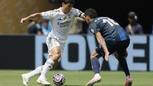 Gonzalo García, jugador del Real Madrid, encara a Federico Pereira, de Pachuca, durante el encuentro.