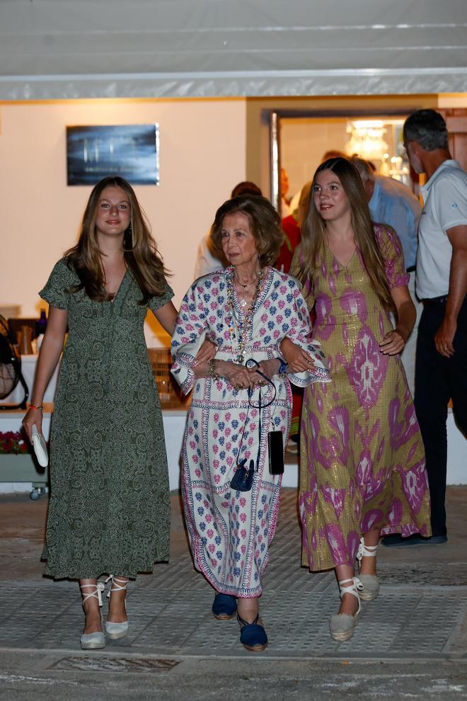 La reina Sofía con el bolso 'Amazona' de Loewe en tamaño mini, junto a sus nietas en Mallorca