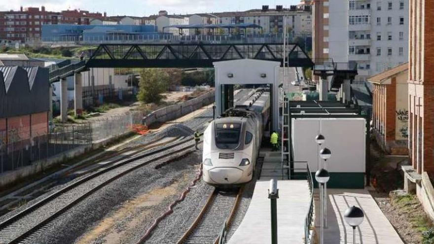 El tren, a su paso por el cambiador de ancho de vía en Zamora en las pruebas el fin de semana.