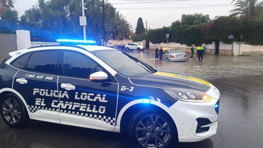 Susto en El Campello: dos mujeres atrapadas en su vehículo averiado en una calle en medio de la tormenta