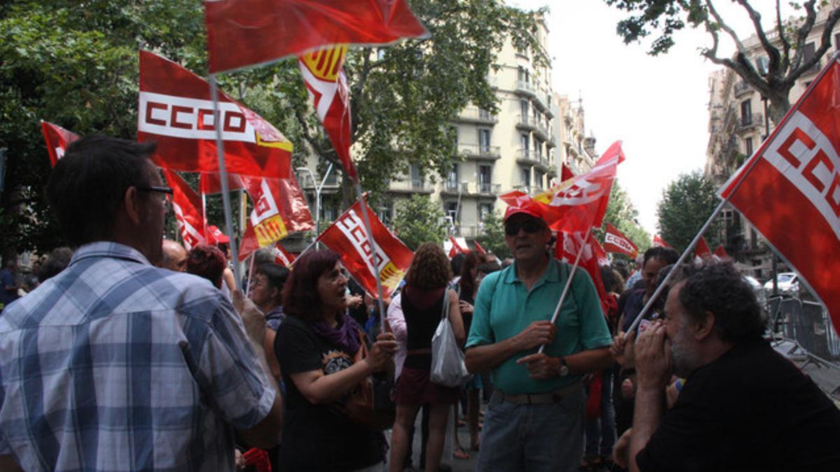 Concentración ante la Delegación del Gobierno en favor del derecho a la negociación colectiva, ayer en Barcelona.