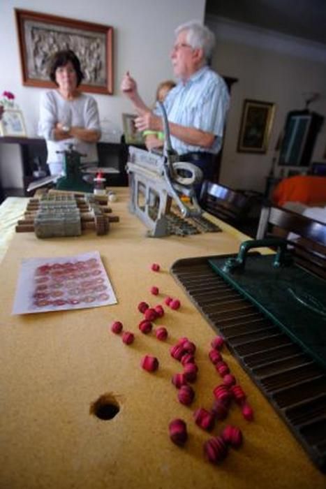 31-10-18. LAS PALMAS DE GRAN CANARIA. Juan Bernades era un caramelero de la capita. Su hijo Liberato nos atiende en su casa para contarnos la historia y enseñarnos algunas de las máquinas con las que le padre hacía los caramelos..  FOTO: JOSÉ CARLOS GUERRA.  | 31/10/2018 | Fotógrafo: José Carlos Guerra