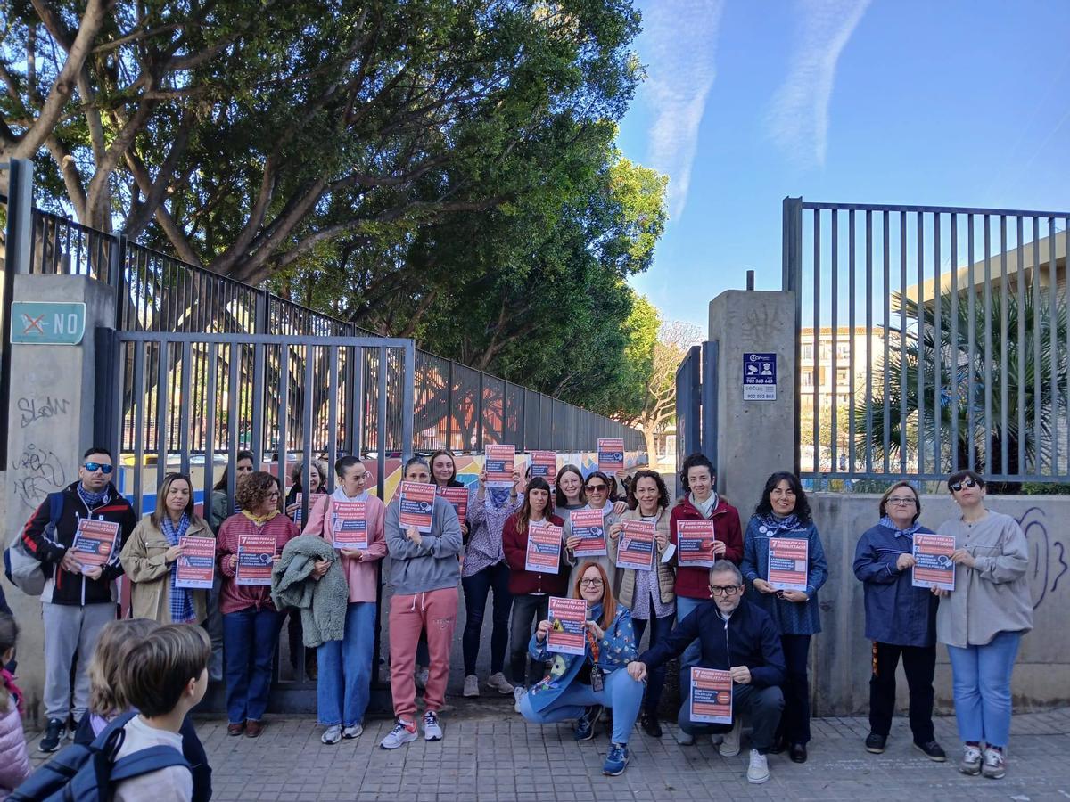 Una de las concentraciones convocadas por los sindicatos a las puertas de los centros escolares