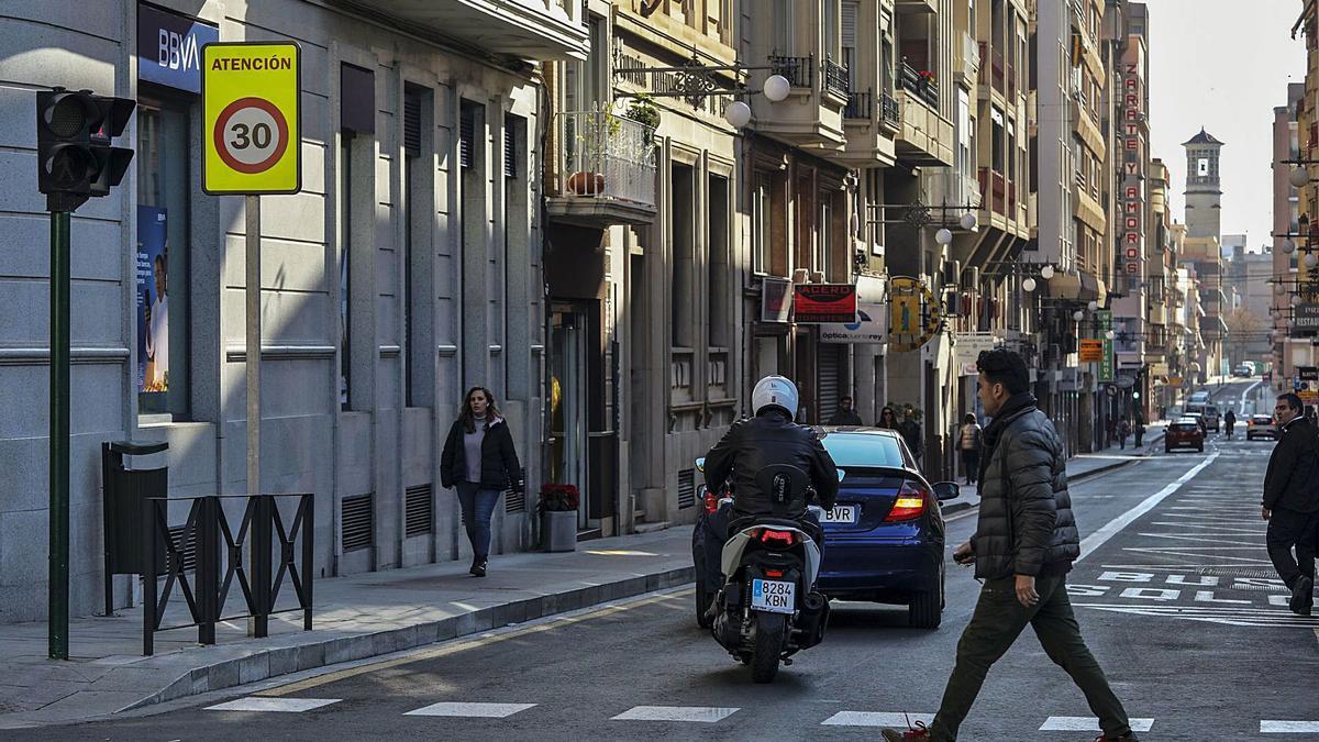 Calle Alfonso XII de Elche en la que, tras su remodelación, se circula a no más de 30 kilómetros por hora.