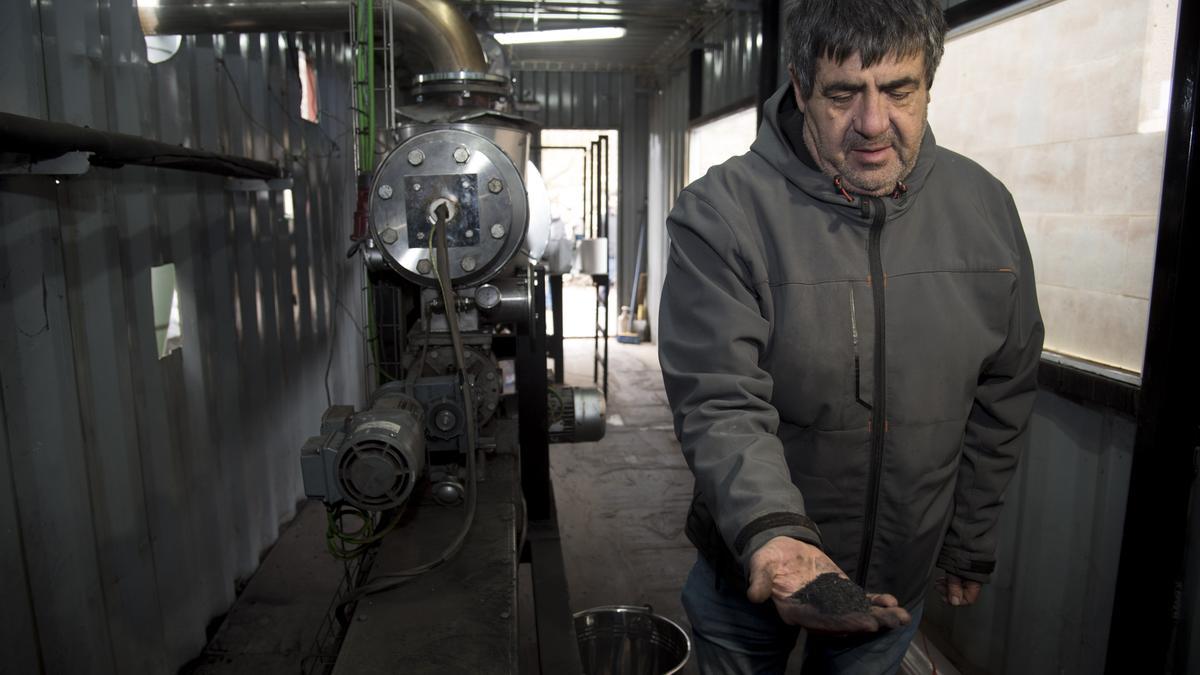 Un tècnic del CTFC mostra el carbonet extret de la planta de biorefineria