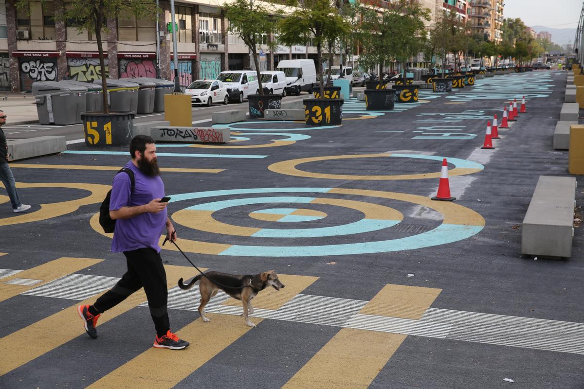 El urbanismo táctico ya llena de colores y senefas el tramo de Gran Via que va de Glòries a la Rambla del Poblenou.