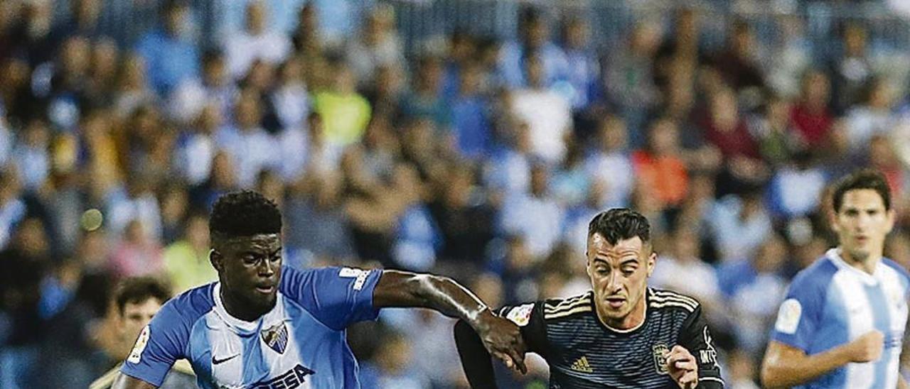 Tejera conduce el balón, perseguido por N&#039;Diaye.