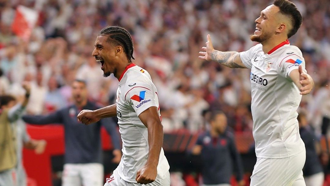 Badé y Ocampos celebran uno de los goles del Sevilla.
