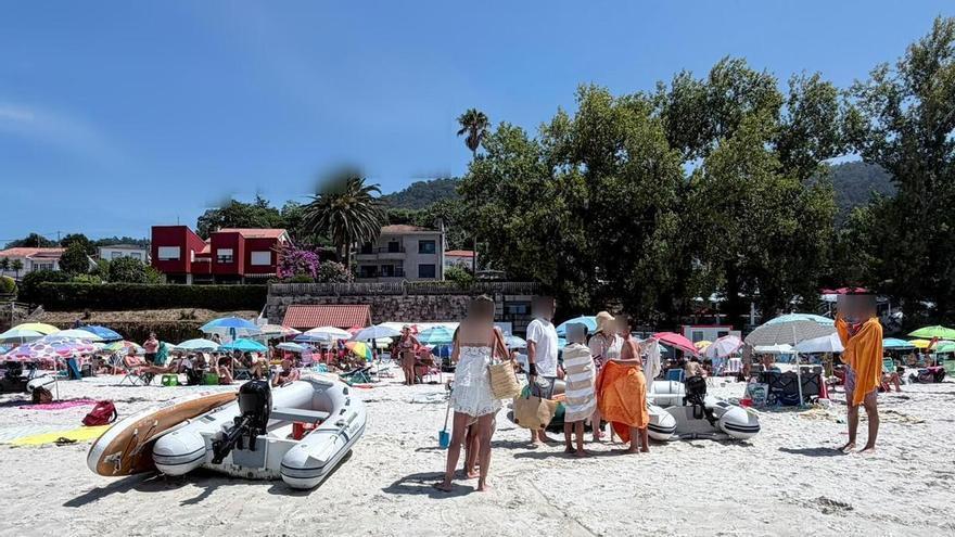 Agosto arranca con nuevas quejas por los problemas de balizamiento en las playas y por barcos en zonas de baño de Cangas y Bueu