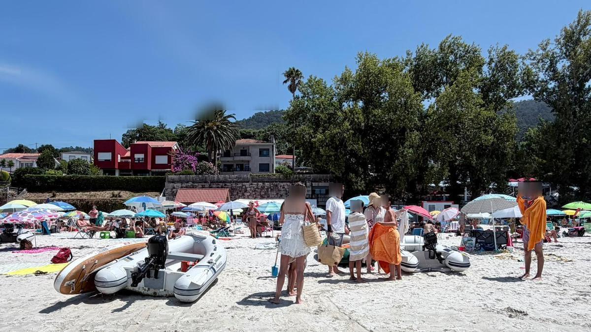 Los socorristas de la playa de Lapamán, en Bueu, requirieron este sábado la presencia de la Guardia Civil por la presencia de dos embarcaciones sobre la playa.