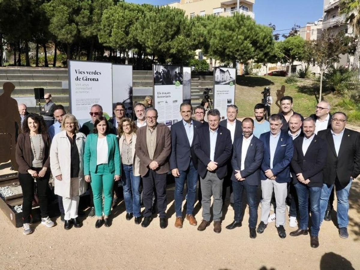 Participants a l'exposició commemorativa dels vint anys del Consorci de les Vies Verdes de Girona.